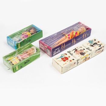 Barbies, 2 st, samt Chris och Tutti, med kläder och accessoarer, Mattel, 1960-1970-tal.