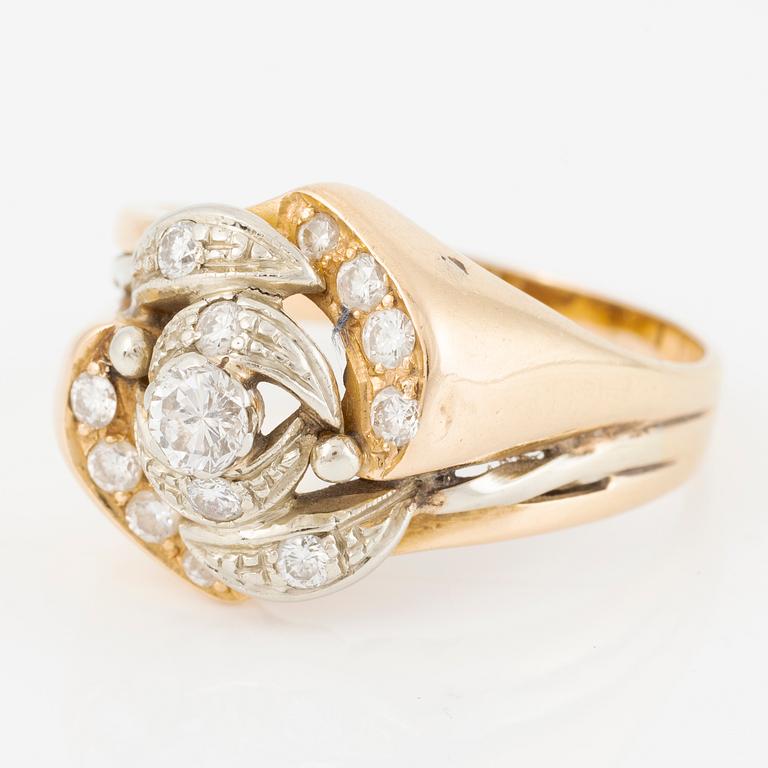 Ring, 18K guld med briljantslipade diamanter.