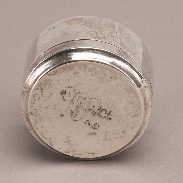 JOHAN GUSTAV HENTZELL dosa silver delvis förgylld, Kalmar 1903 medföljer två engelska dosor.