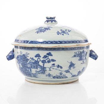 A large blue and white tureen, Qing dynasty, Qianlong (1736-95).