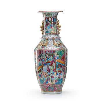 746. A famille rose Canton vase, Qing dynasty, 19th Century.