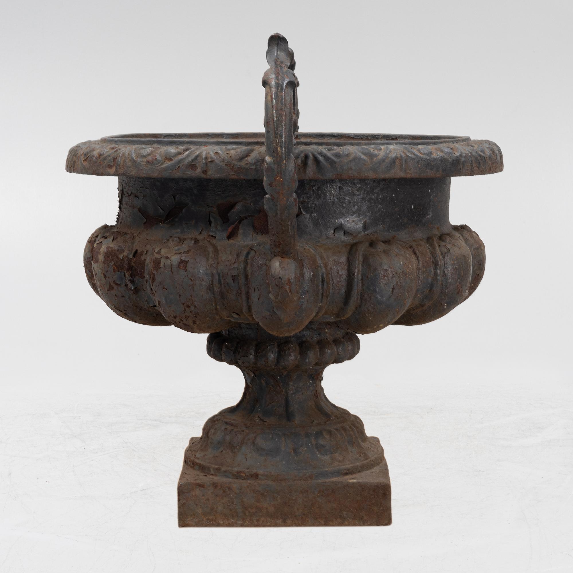 A cast iron garden urn, 20th Century.