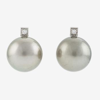 Earrings with cultured Tahitian pearls and brilliant-cut diamonds.