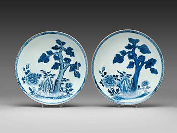 1727. A pair of blue and white chargers, Qing dynasty, 18th Century.