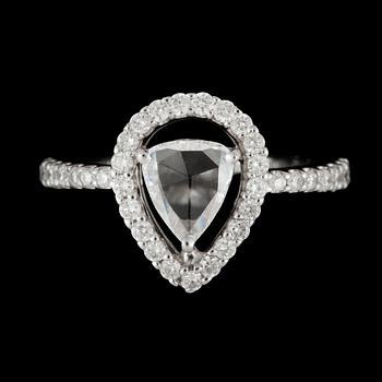 1208. A rose cut diamond 0.52 ct and brilliant cut diamonds 0.43 cts, ring.