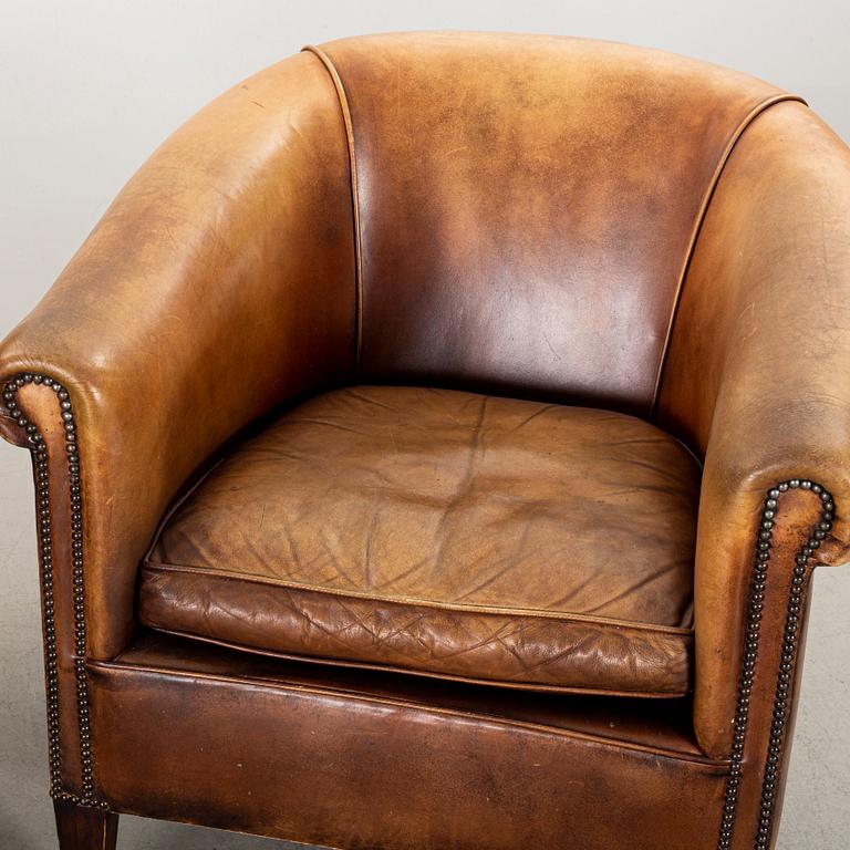 A PAIR OF LEATHER ARMCHAIRS.