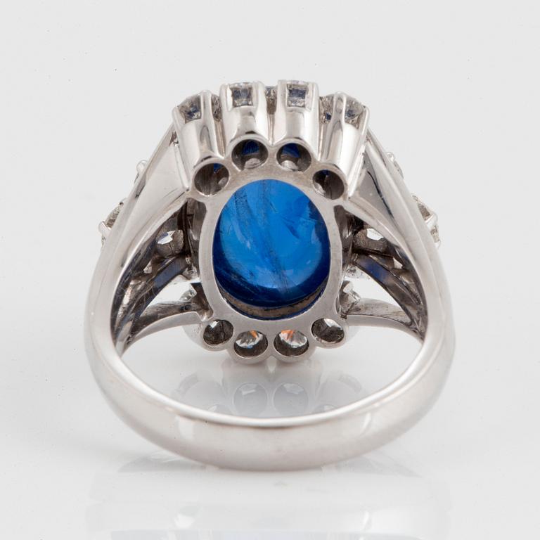 Ring 18K vitguld med en cabochonslipad safir ca 11.00 ct samt runda briljantslipade diamanter.