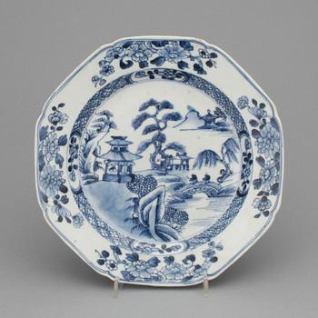 TALLRIKAR, ett par, porslin, Kina, Qianlong, 1700-tal.