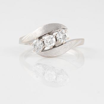 RING, med 3 briljantslipade diamanter ca 0.45 ct.