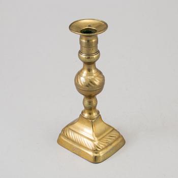 AN 18TH CENTURY BRONZE CANDLESTICK.