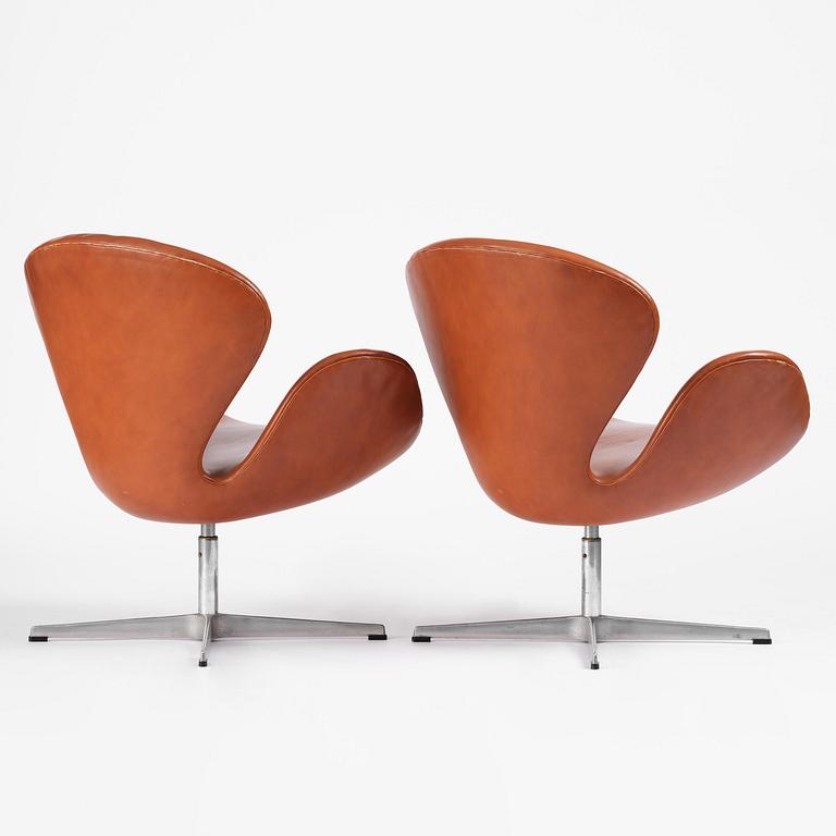 Arne Jacobsen, fåtöljer, ett par, "Svanen", Fritz Hansen, Danmark, 1980.