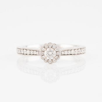 Ring in 18K white gold with round brilliant-cut diamonds.