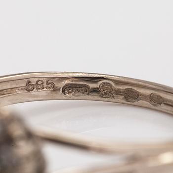 Ring, carmosé, 14K vitguld, smaragd samt åttkantsslipade diamanter. Finska importstämplar.