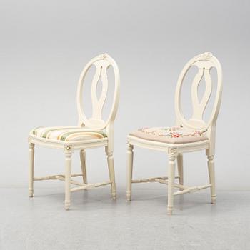 MATSALSGRUPP, gustaviansk stil, bord med 3 iläggskivor samt 10 stolar, 1900-talets andra hälft.
