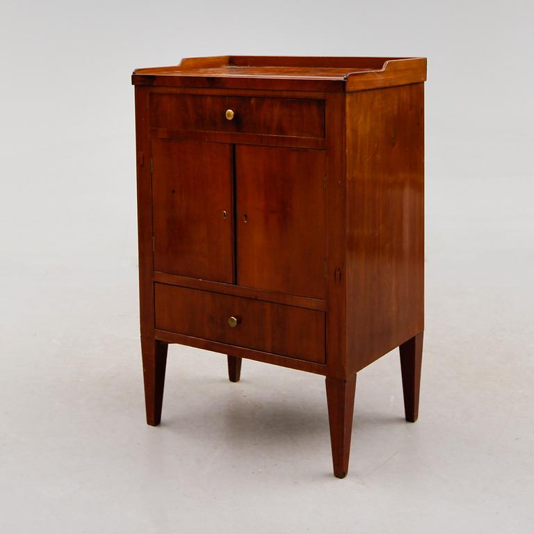 POTTSKÅP, sengustavianskt, tidigt 1800-tal.