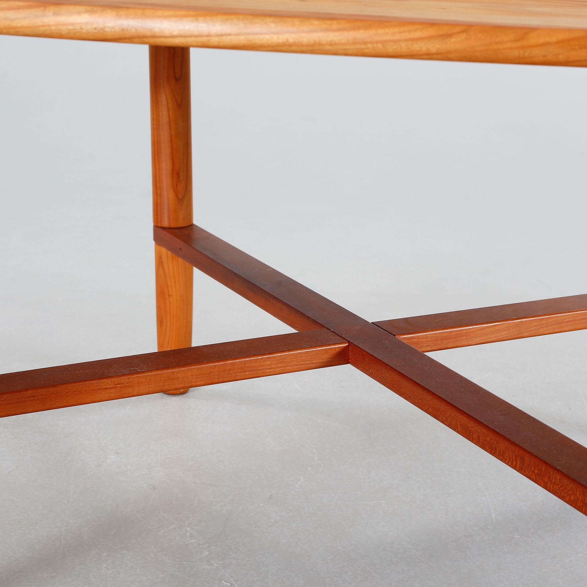 A coffee table named "Opus 9", designed Søren Nissen och Ebbe Gehl and made in the 21th century.