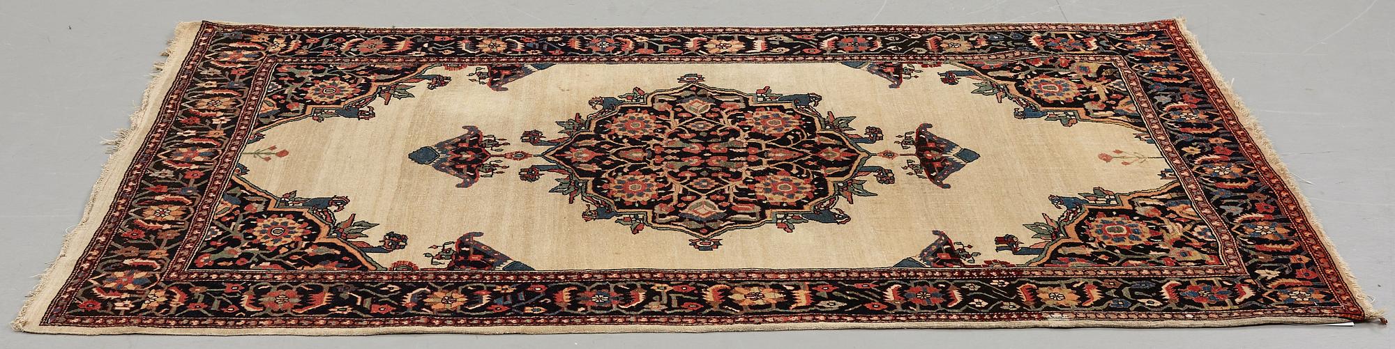 A rug, antique West Persian, possibly Feraghan/Malajir, ca 197,5 x 129,5-131 cm.