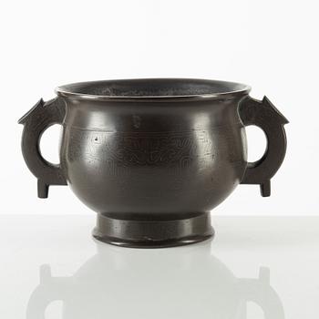 A Japanese bronze censer, Meiji period (1868-1912).