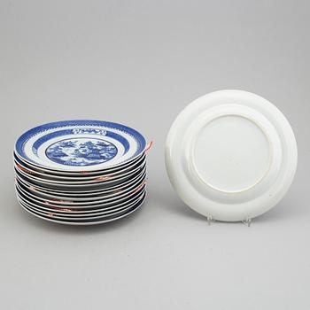 A set of 15 blue and white dinner plates. Qing dynasty, 19th Century.