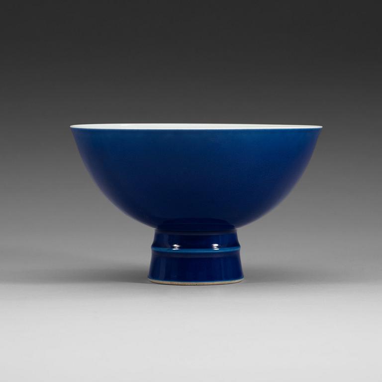 STEMCUP, porslin. 1900-tal, med Qianlong-märke.