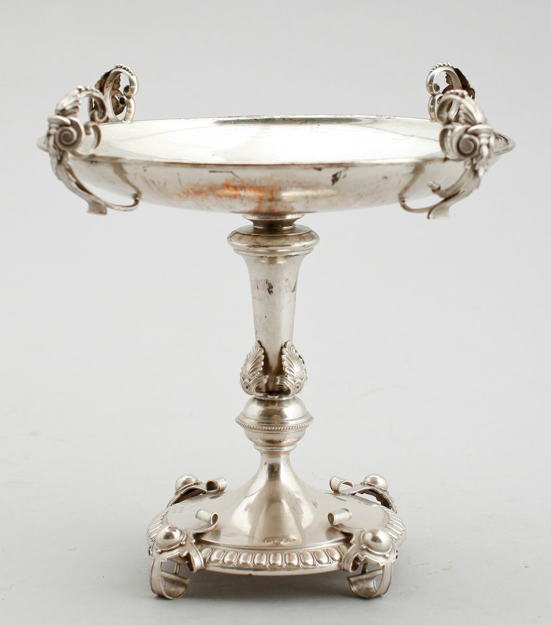 SKÅL PÅ FOT, silver, tidigt 1900-tal. Vikt ca 262 g.