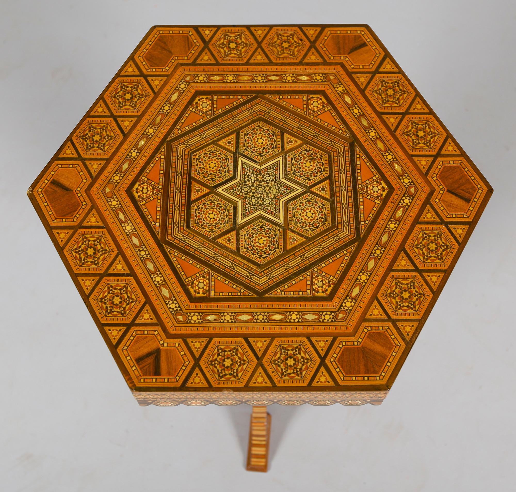 PIEDESTAL, orientalisk, 1900-tal.