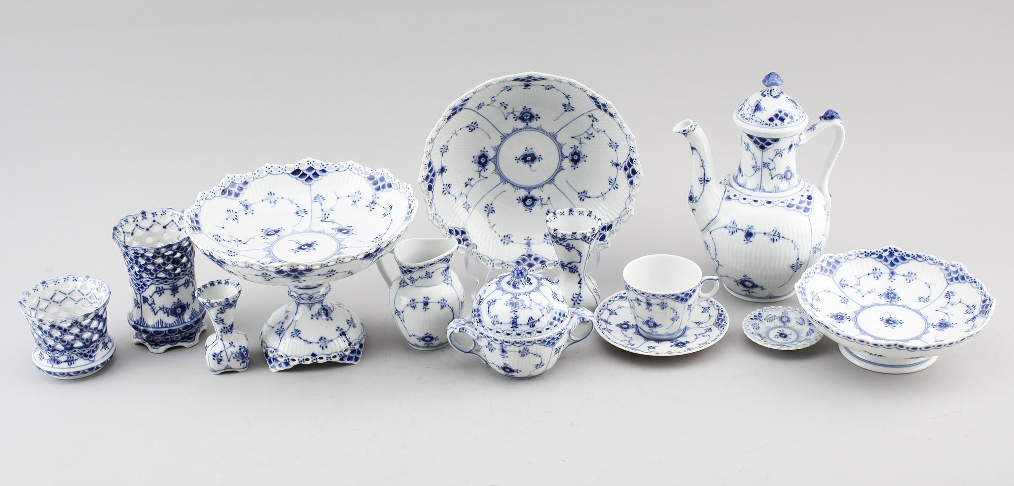 SEVISPORSLIN, 25 delar, porslin, "Musselmalet", Royal Copenhagen.