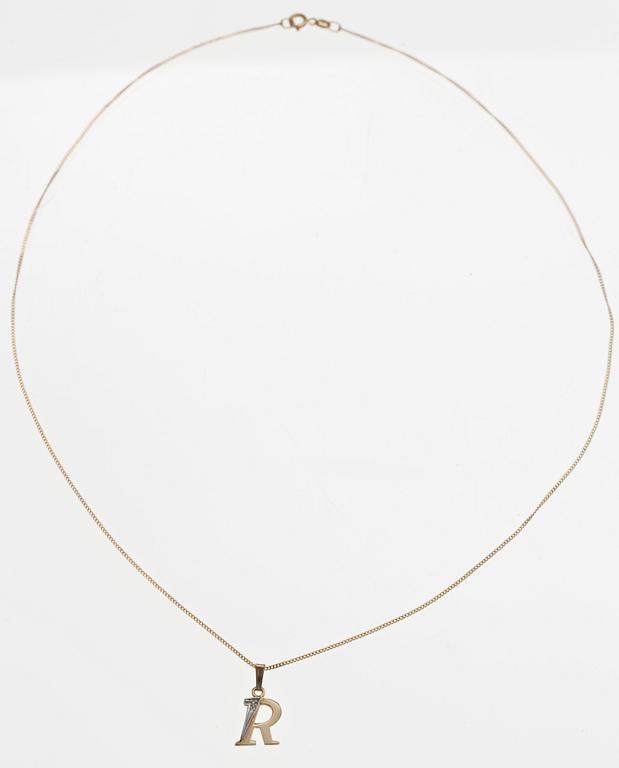 HÄNGE, 14K guld, liten diamant, i form av "R" bokstav. Vikt 2,6 g.