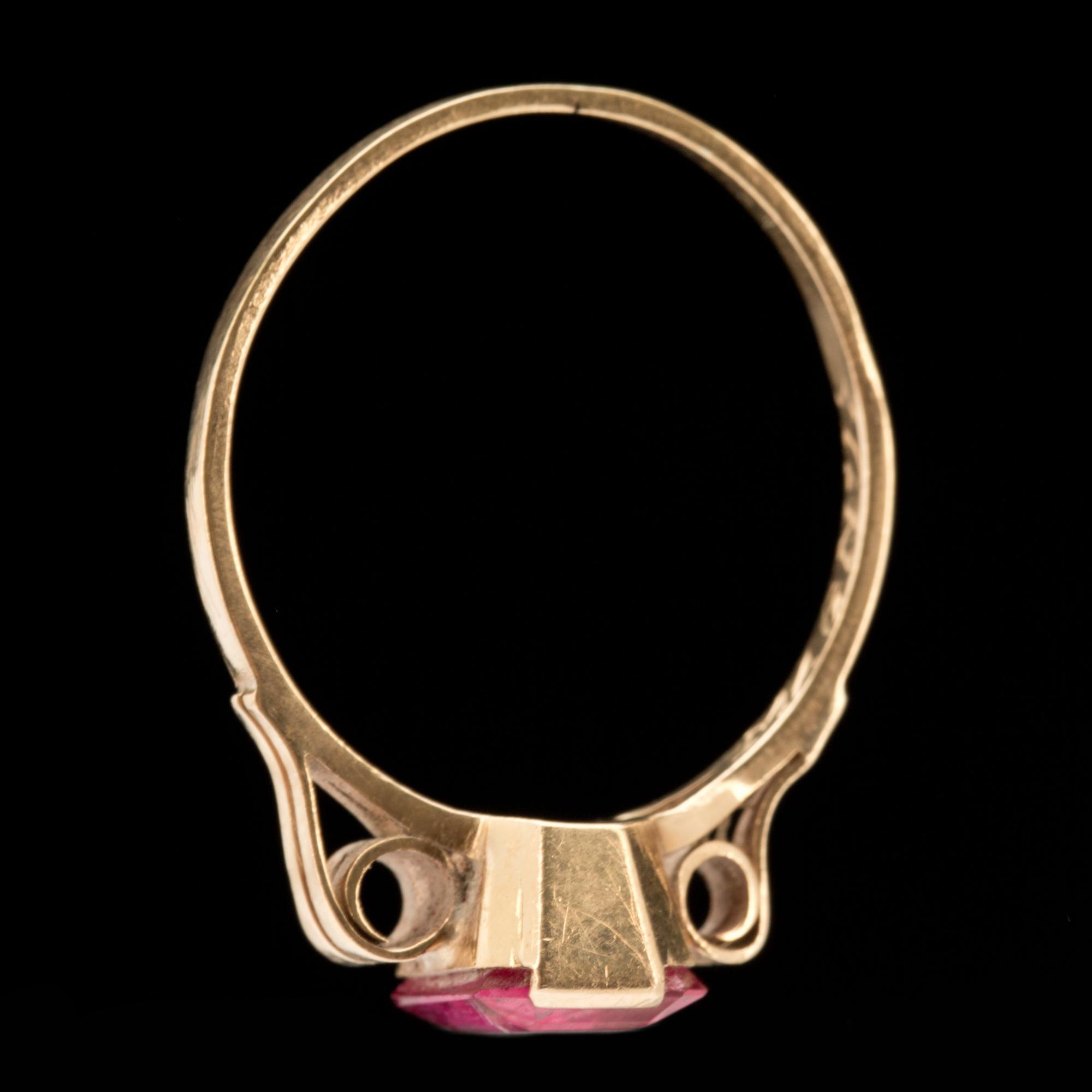 RING, 18k guld med rubin. Guldvaruhuset Aktiebolag, Stockholm, 1947. Vikt ca 2g.