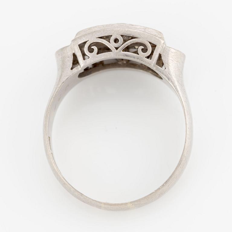 Ring, 18K white gold with brilliant-cut diamonds.