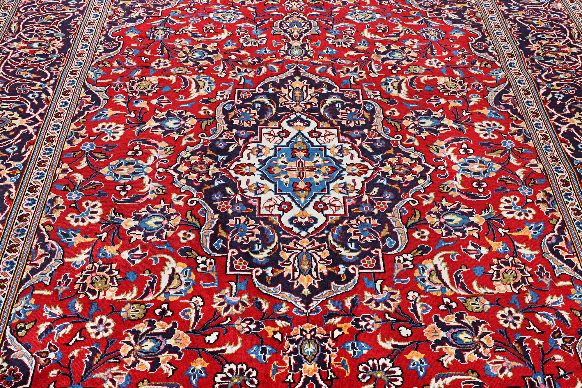 A Kashan carpet, c. 307 x 208 cm.