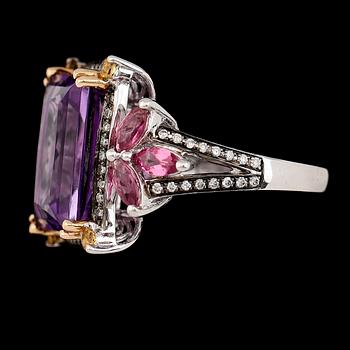 RING, 14K vitguld, ametist, diamanter och safirer.