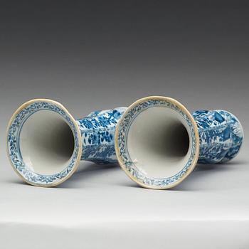 A pair of blue and white vases, Qing dynasty, Kangxi (1662-1722).