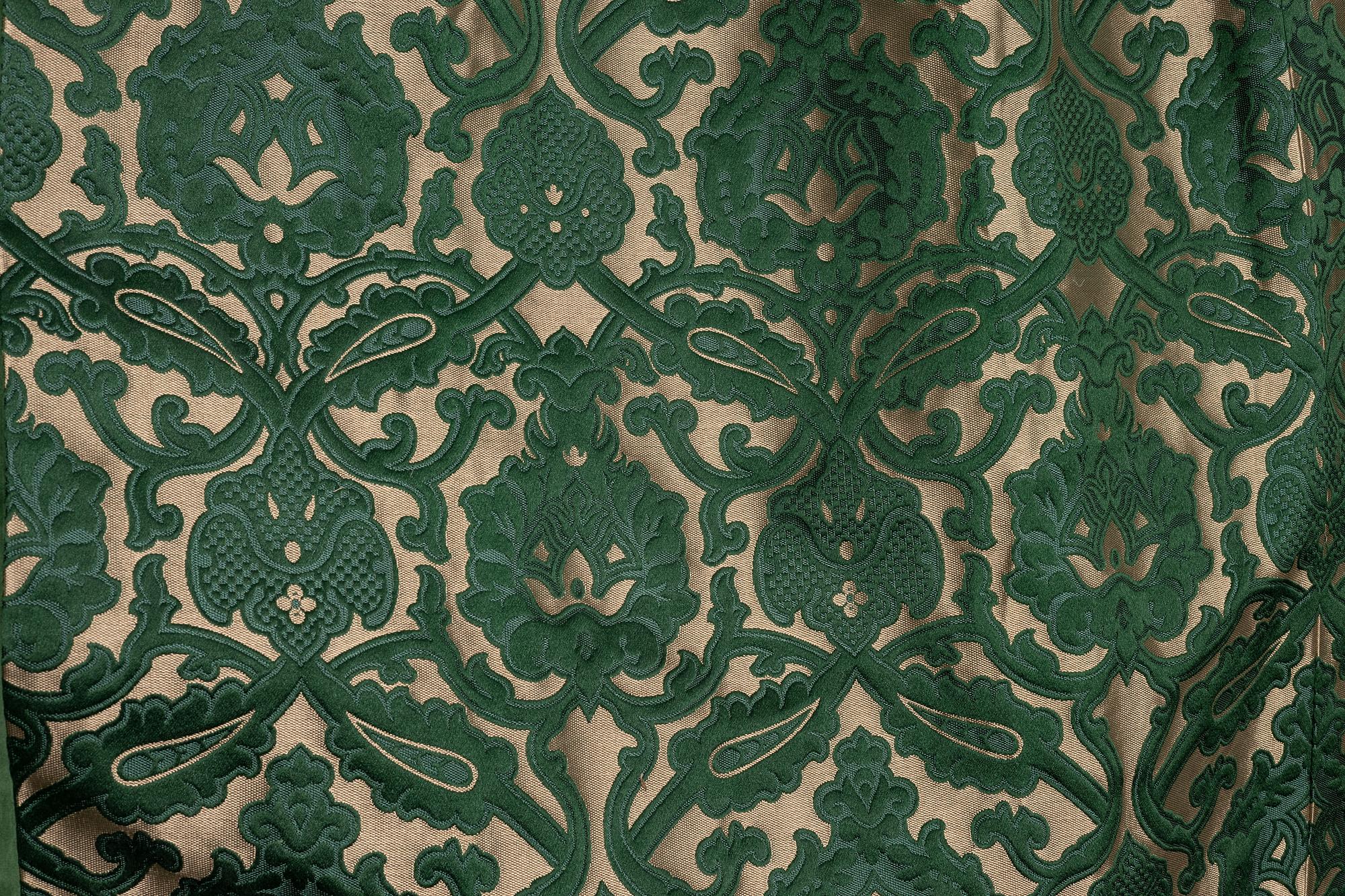 Gardiner, ett par, grön mönstrad sammet.