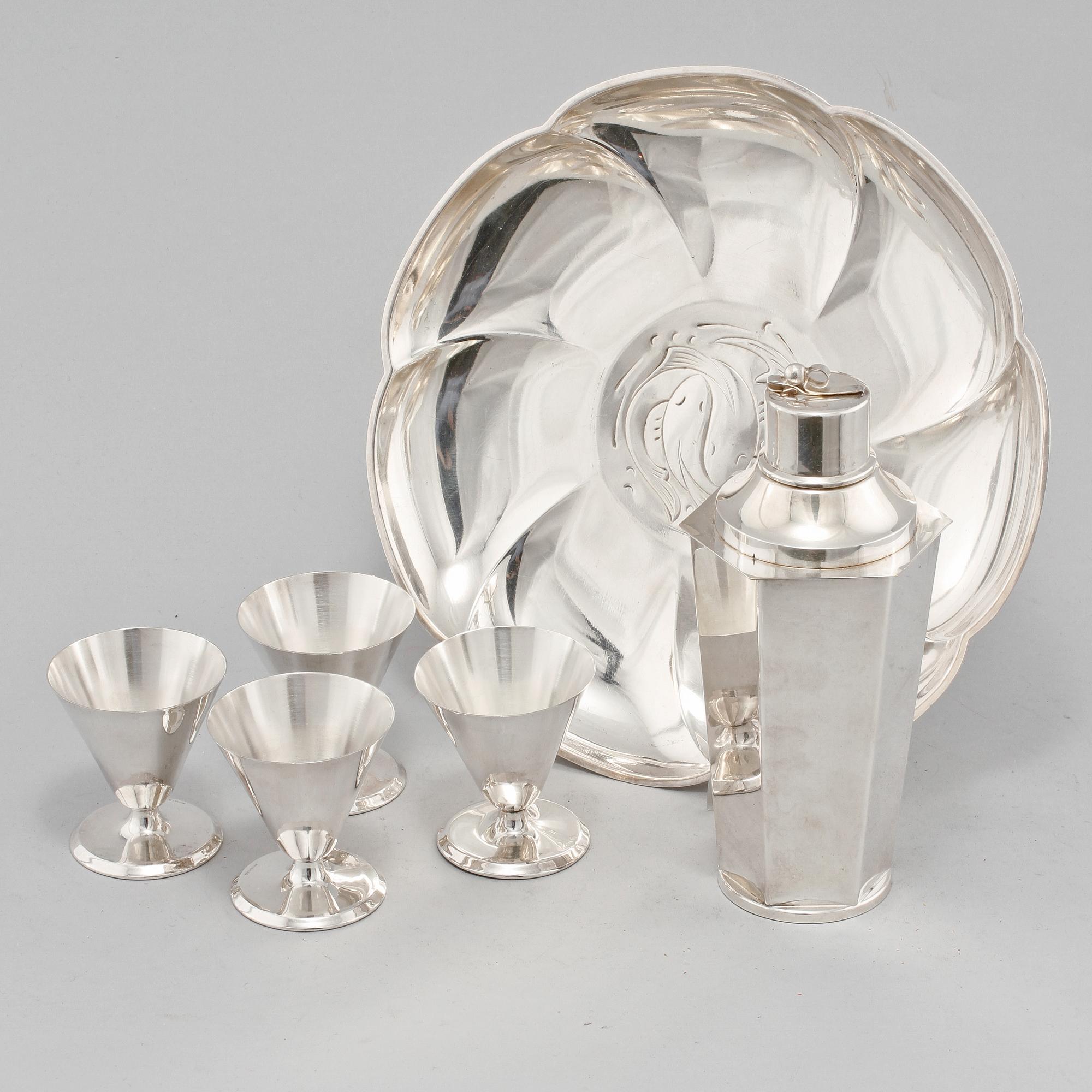 SHAKER, FAT samt 4 COCKTAILGLAS, nysilver, 1900-talets andra kvartal.