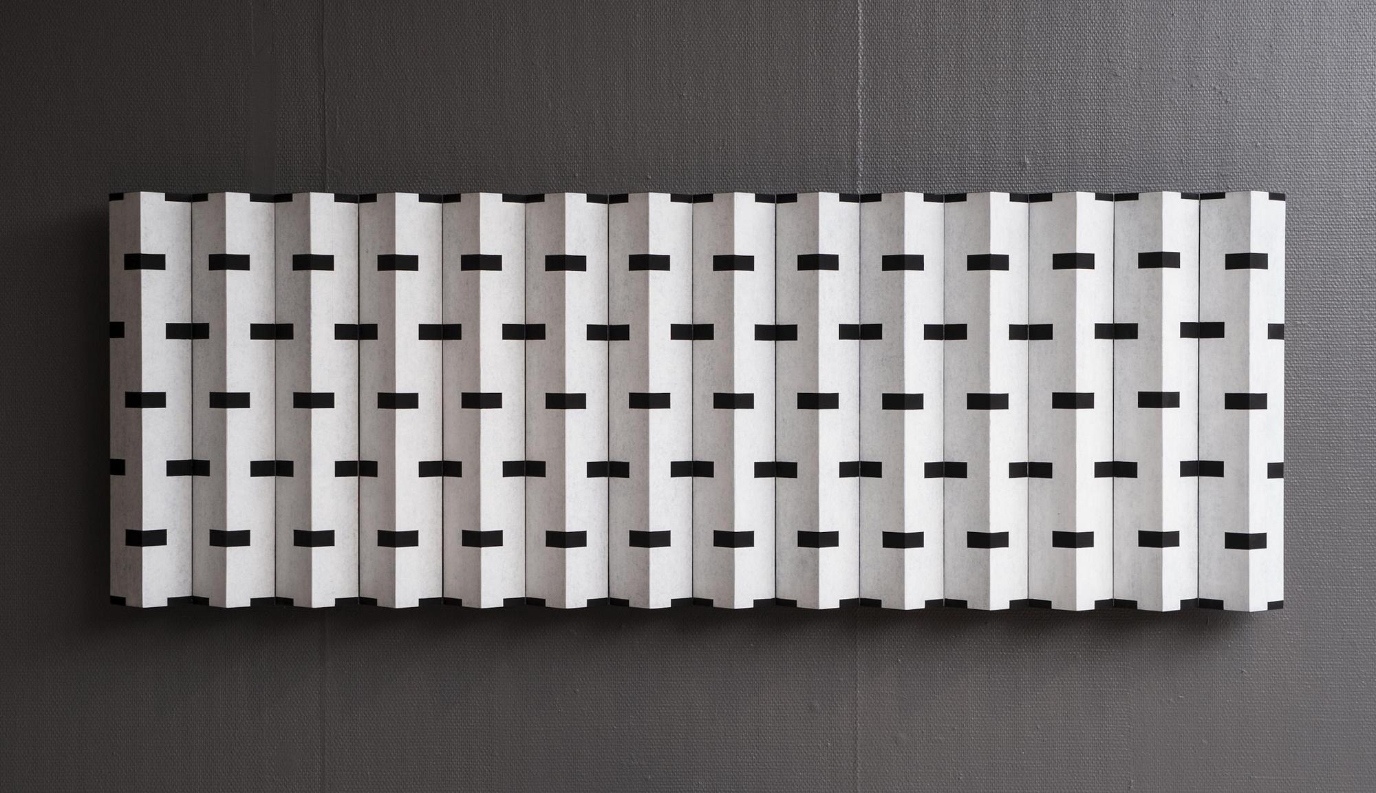 KRISTIINA WIHERHEIMO
Mustat Viivat/Black Lines, 2010.
Målat trä, 64x181x8 cm.