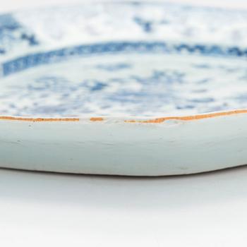 A blue and white porcelain serving dish, Qianlong (1736-95) China.