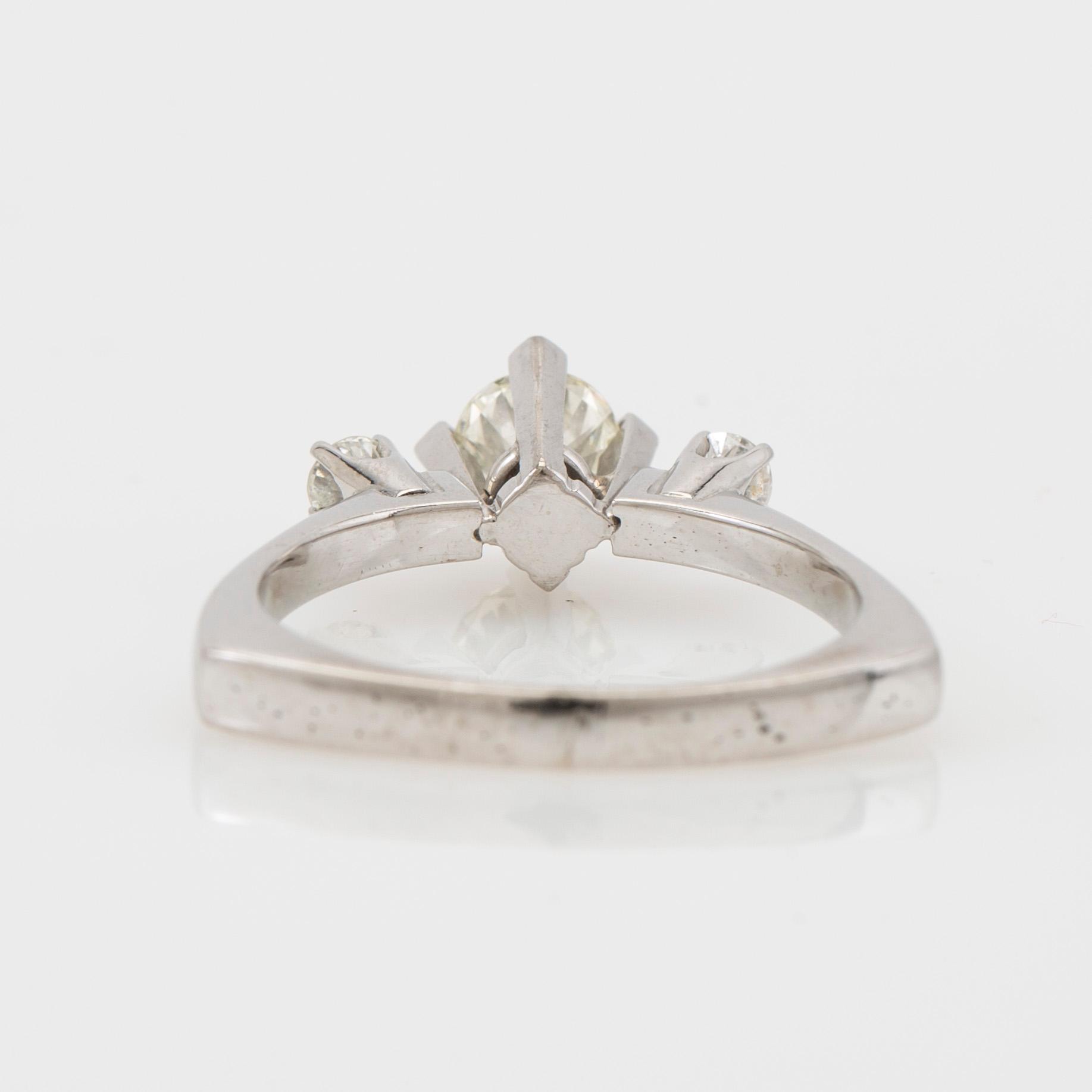 Ring, 18k vitguld med briljantslipade diamanter.