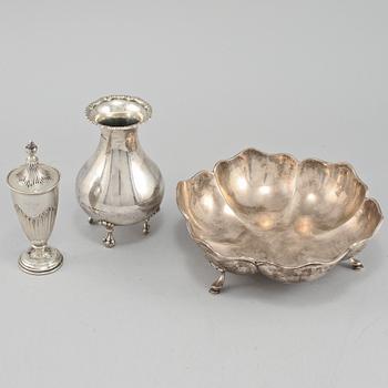 SKÅL, VAS samt LOCKURNA, silver, utländska stämplar, 1900-tal, vikt exklusive urna 545 g.