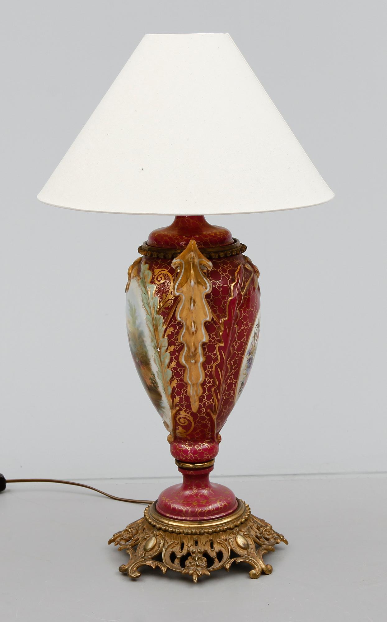BORDSLAMPA, porslin, sent 1800-tal.