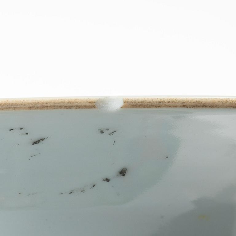 A Chinese porcelain vase, 20th century.