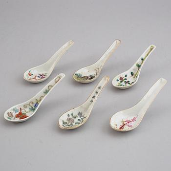 A set of 20 porcelain spoons, China, 20th Century.