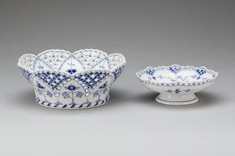SKÅLAR, 2 st, porslin. "Musselmalet", Royal Copenhagen, 1900-talets andra hälft.