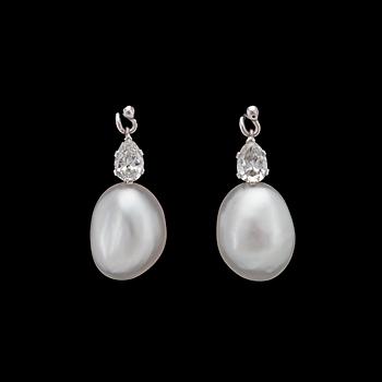 880. A pair of cultured South sea pearls and drop cut diamond earrings, tot. app. 0.90 cts.