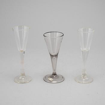 Spetsglas, tre stycken, 1+1+1, 1700-tal, samt omkring år 1800.