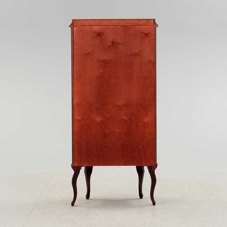 VITRINSKÅP, rokokostil, 1900-talets andra hälft.