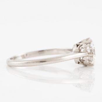 A ring in platinum with a round brilliant-cut diamond.