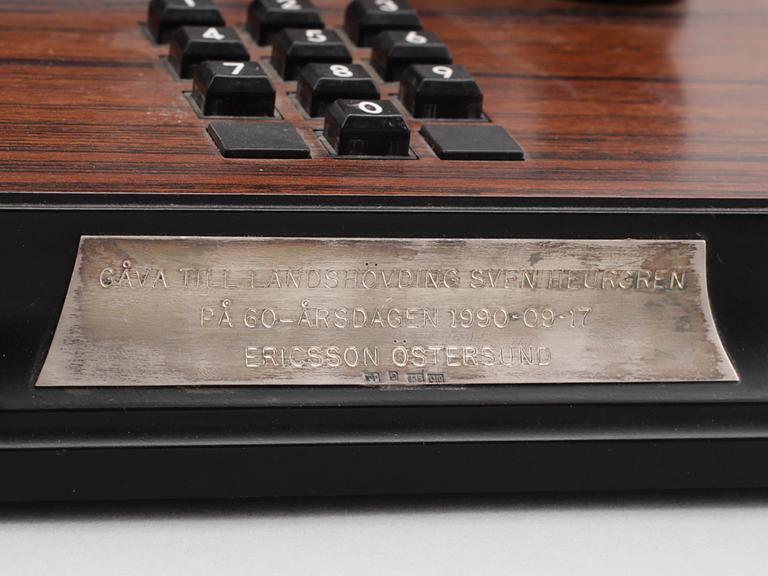 BORDSTELEFON, jubileumsmodell efter "Taxen", LM Ericsson, 1900-talets senare del.