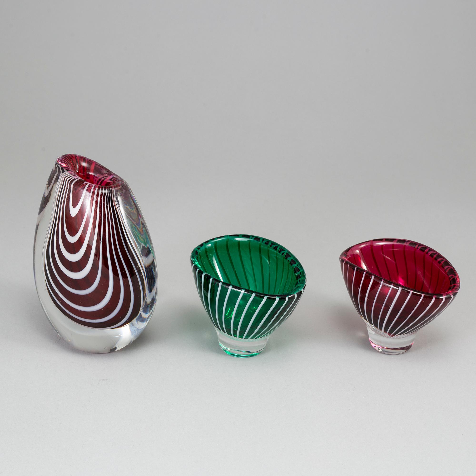 VICKE LINDSTRAND, vaser, 3 st, "Zebra", glas, Kosta, 1900-talets mitt.