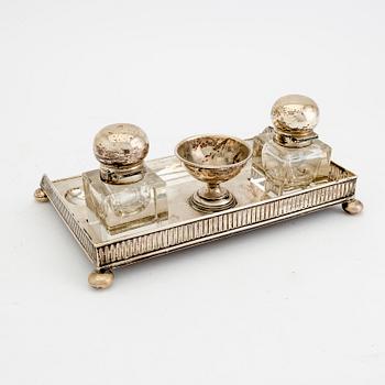 A Swedish 20th century sivler desk stand mark of CG Hallberg Stockholm 1911, weight 626 grams (not including inkstands).